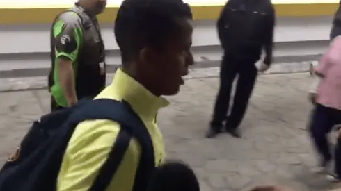 Giovani dos Santos saliendo del Azteca.