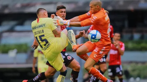 Nicolás Castillo en la jugada de su lesión.