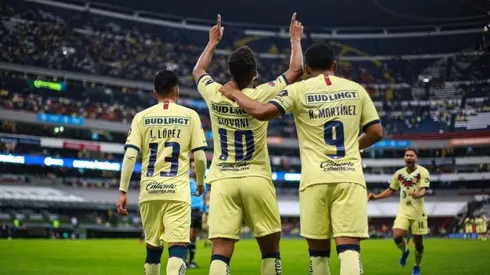 Jugadores de América celebrando el triunfo.