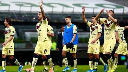 Jugadores de América despidiendo a la afición del Azteca.