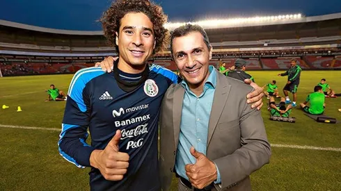 Adolfo Ríos junto a Guillermo Ochoa.