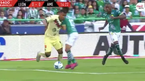 Roger Martínez en la jugada polémica.