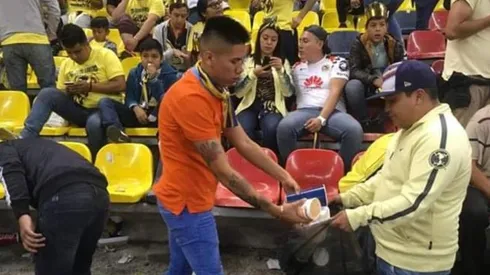 Aficionados de América limpiando el Azteca.