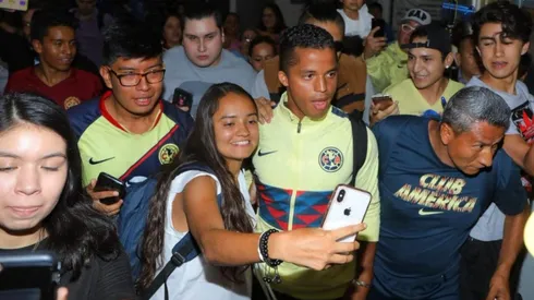 Gio dos Santos tuvo recepción de estrella