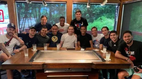 Agustín Marchesín en la comida con sus compañeros.