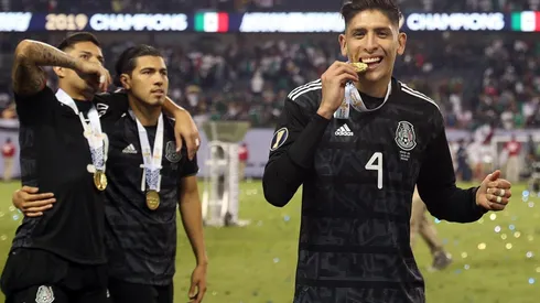 La foto de Edson Álvarez con la Copa Oro