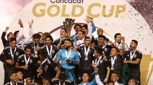 México levantando la Copa Oro.