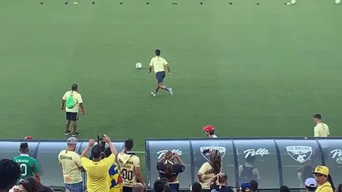 Gio realizó el respectivo trabajo de calentamiento previo al partido contra Pumas de la UNAM