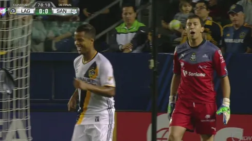 Giovani dos Santos y Agustín Marchesín.