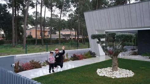 Nicolás Castillo con su hijo antes de llegar a México.