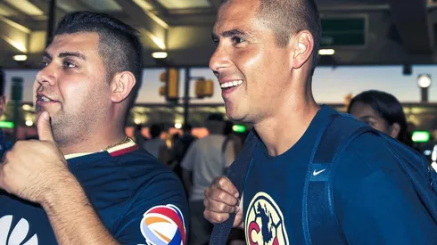 Algunos aficionados azulcrema se acercaron al aeropuerto de Newark para recibir al América