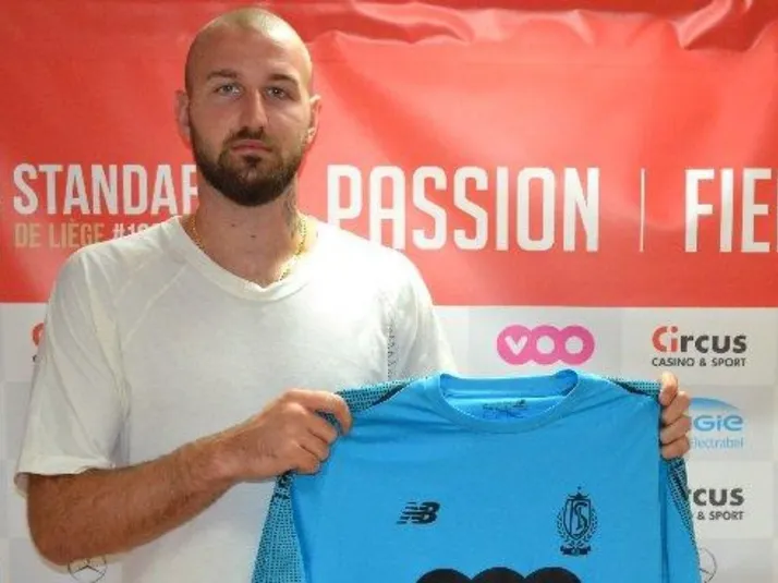 Standard Lieja presentó a su nuevo arquero para la próxima temporada
