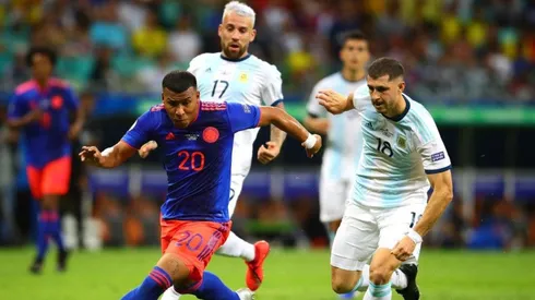 Guido Rodríguez enfrentando a Roger Martínez.