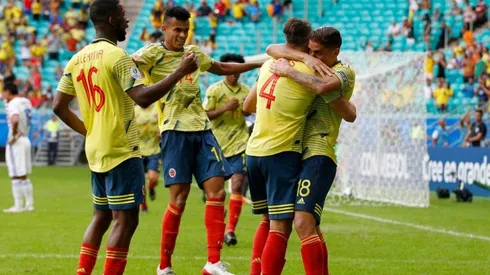 Jugadores de Colombia celebrando su anotación.