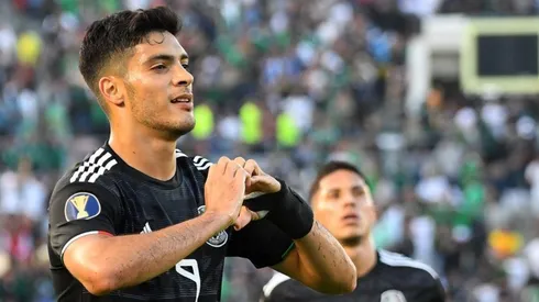 Raúl Jiménez celebrando una de sus anotaciones.