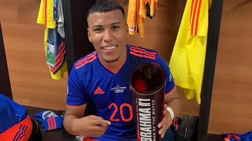 Roger Martínez celebrando el triunfo de Colombia.