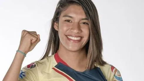 Julieta Peralta con la jersey de América.