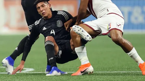 Así abandonó Edson Álvarez el estadio