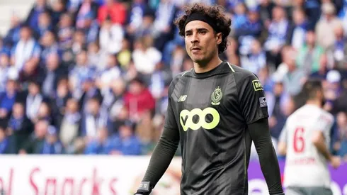 Guillermo Ochoa en el partido del Standard Lieja.