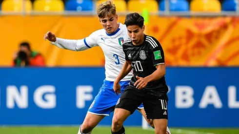 Diego Lainez en el partido ante Italia.