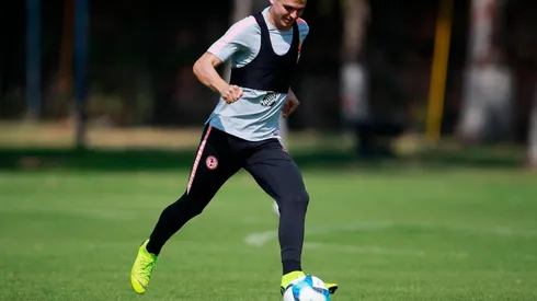 El colombiano compartió con sus seguidores la evolución de su lesión en el pie