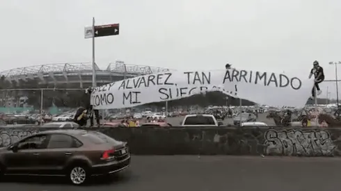 Aficionados con la manta para Billy Álvarez.