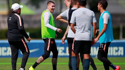 El chileno fue sometido por varios compañeros tras la sesión vespertina de este martes en Coapa