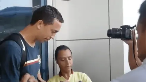 Agustín Marchesín atendiendo a los aficionados.