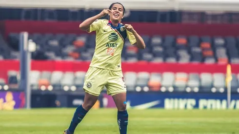 Lucero Cuevas celebrando su anotación.