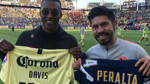 Michael Davis de Los Angeles Chargers alienta al América