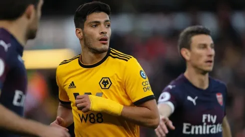 Raúl Jiménez enfrentando al Arsenal.