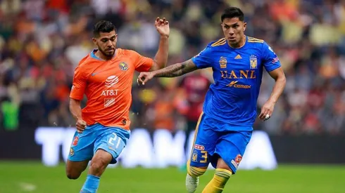 Henry Martin en disputa del balón frente a Tigres UANL.