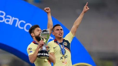 Paul Aguilar levantando el trofeo de Apertura 2018.
