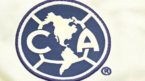 Logo de América en la playera.