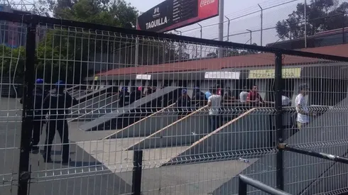 Aficionados en las taquillas del Azteca.