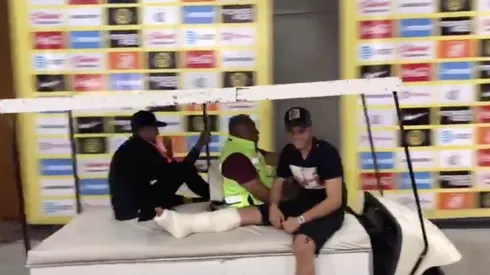 Nicolás Benedetti saliendo del Azteca.