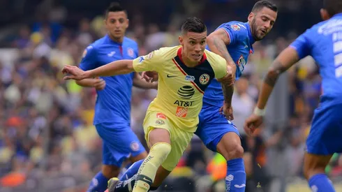 Andrés Uribe disputando el balón.