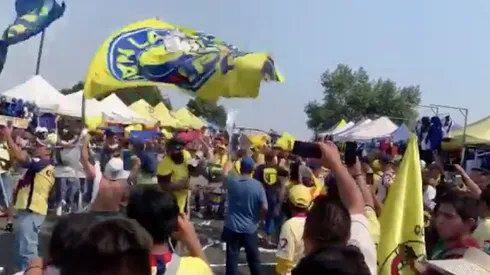 Afición azulcrema afuera del Azteca.