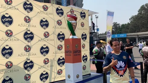 Aficionados se sacan fotos con la Copa MX en el Azteca.
