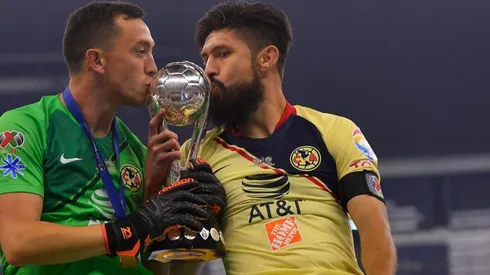 Marchesín y Peralta besando la copa de la Liga.
