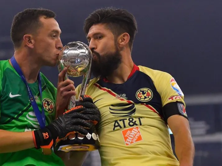 América celebró el Día Internacional del Beso con dos imágenes emotivas
