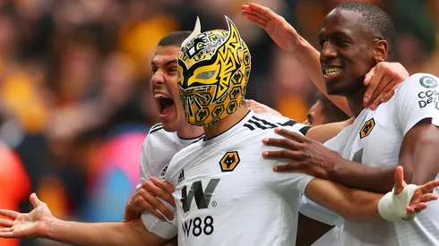 Raúl Jiménez celebrando con la máscara.