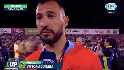 Emanuel Aguilera dialogando tras el partido.