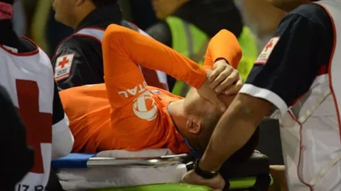 Nicolás Benedetti abandonando el campo por lesión.
