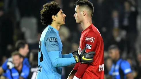 Con compañeros así... Ochoa sufrió un insólito autogol en Bélgica