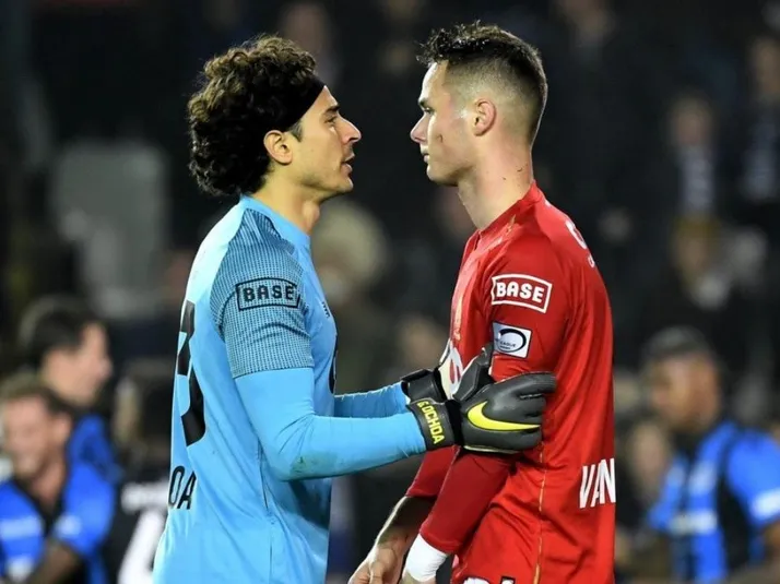 Con compañeros así... Ochoa sufrió un insólito autogol en Bélgica