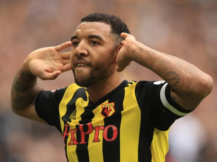 Jugador del Watford trató de perdedor a Jiménez y se burló por la máscara