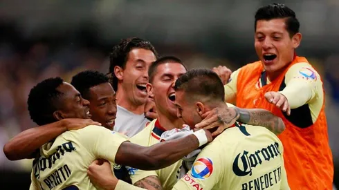Compañeros del América celebrando con Benedetti.