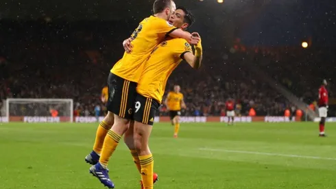 Sigue en llamas: asistencia de Jiménez contra Manchester United