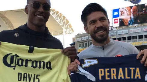 Davis y Peralta intercambiaron jerseys.